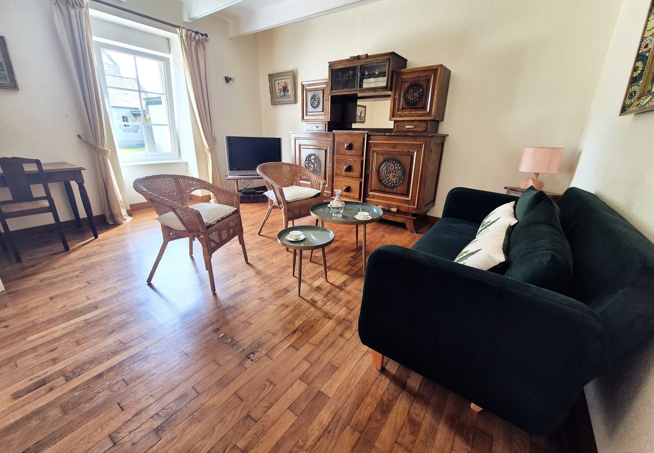 Wohnzimmer mit bretonischen Möbeln