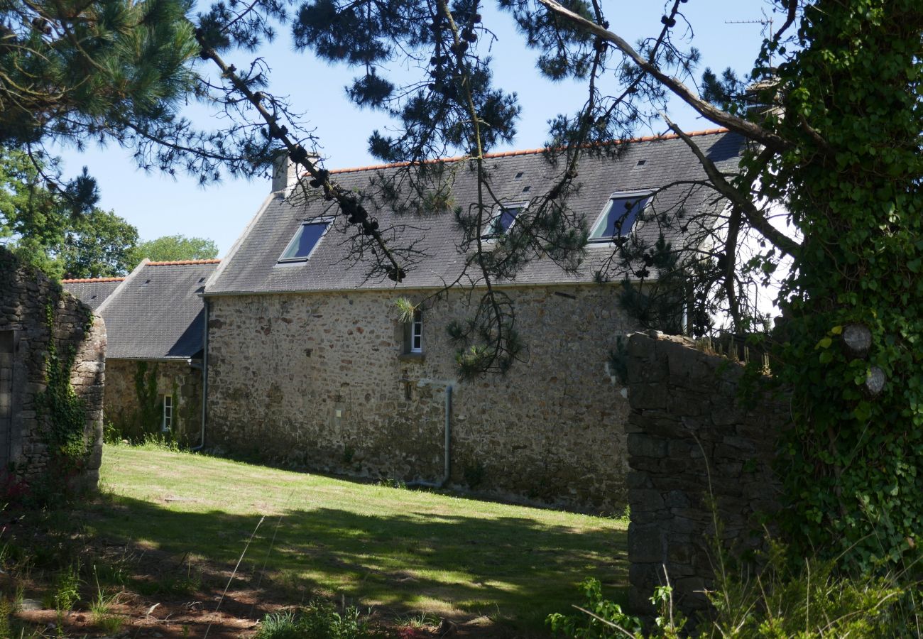 Ferienhaus in Beuzec-Cap-Sizun - 711- Geräumiges bretonisches Bauernhaus, Sauna, großer Garten