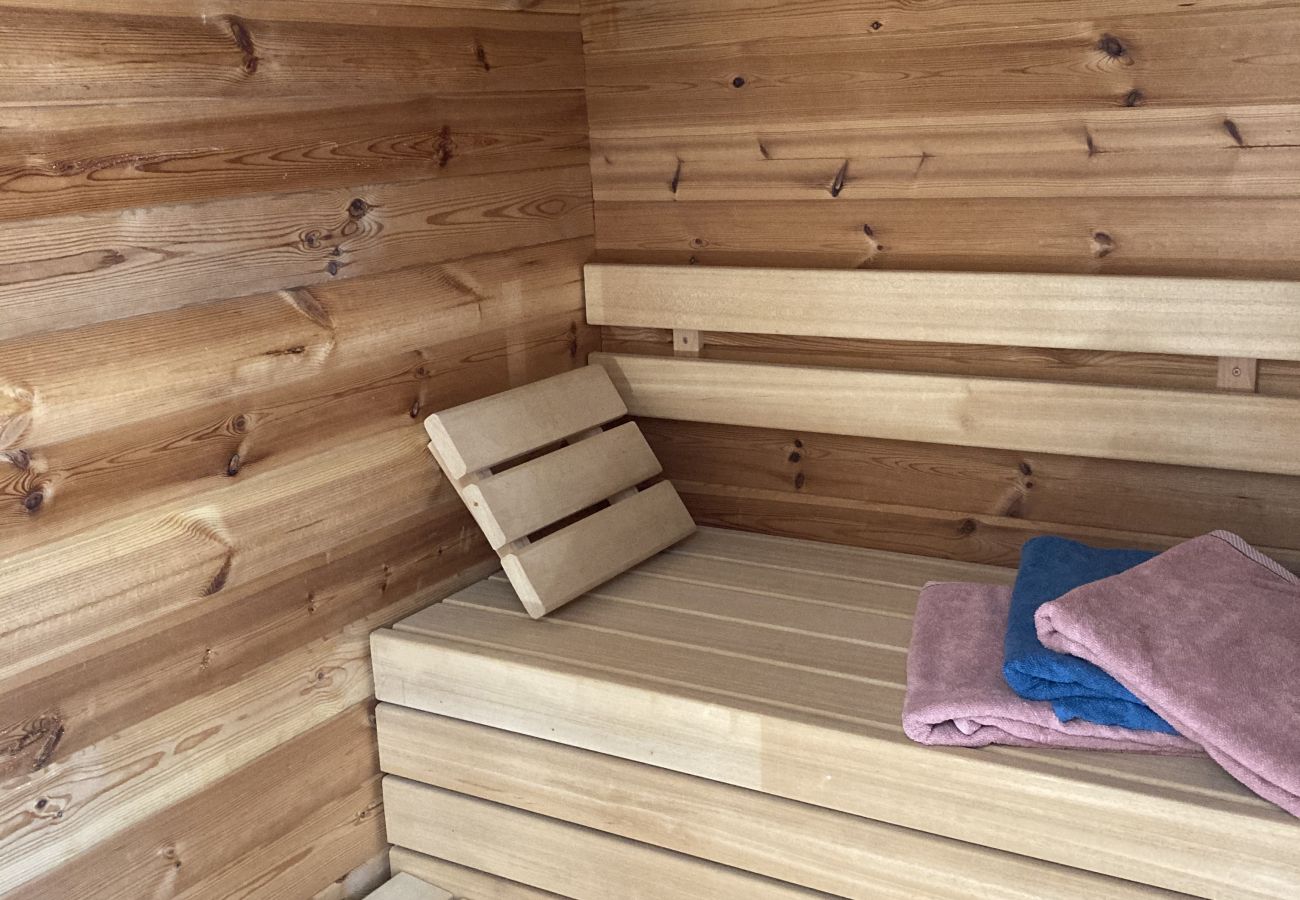 Ferienhaus in Beuzec-Cap-Sizun - 711- Geräumiges bretonisches Bauernhaus, Sauna, großer Garten
