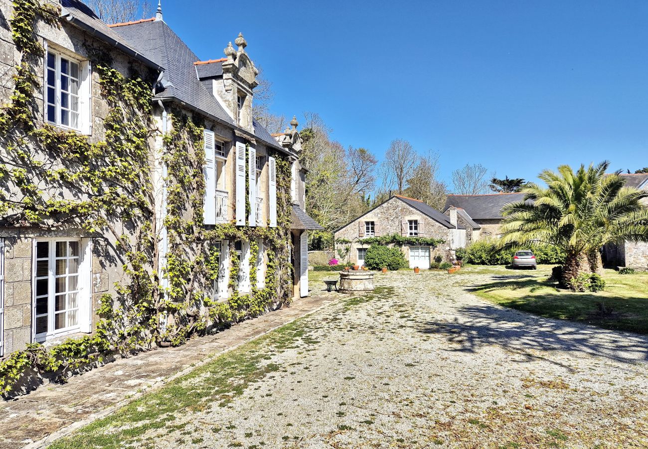 Die Fassade des Herrenhauses und die Ställe