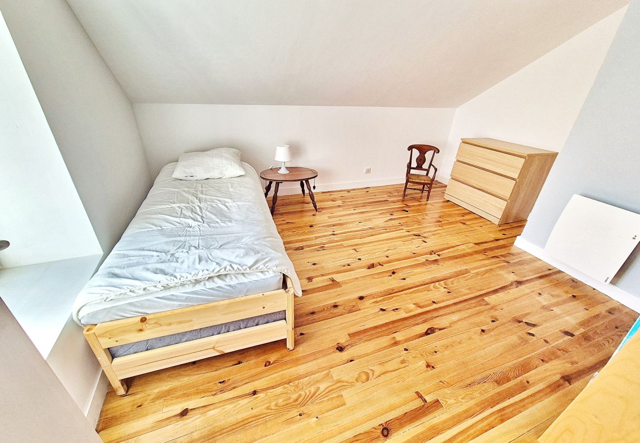 Den Kindern gewidmetes Zimmer mit 2 Einzelbetten (0,80m x 2m)