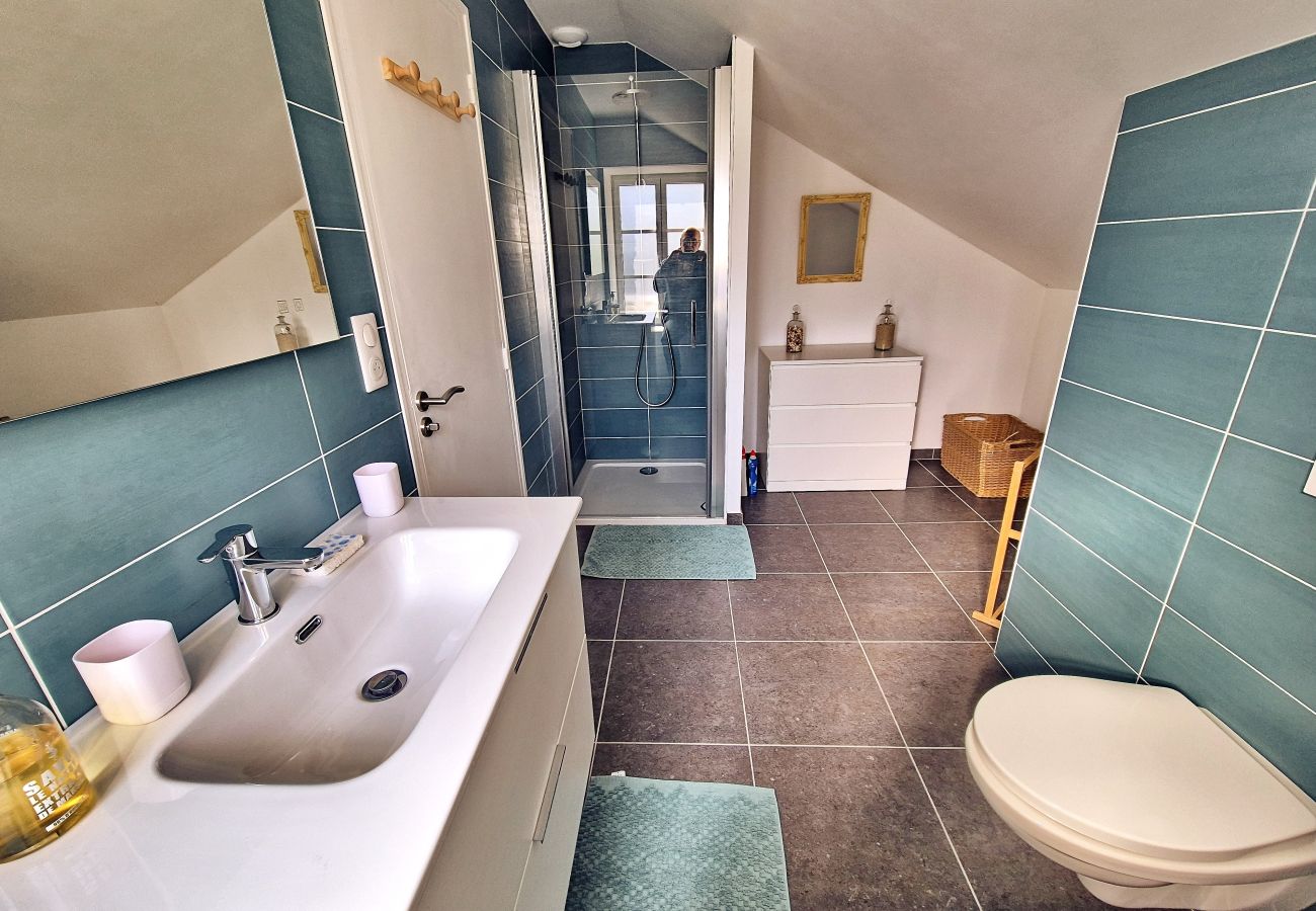 Badezimmer mit Dusche und WC