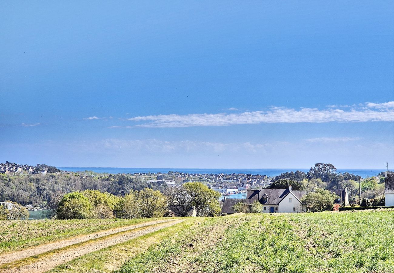 Blick auf die Bucht von Audierne, den Hafen und den Fluss Goyen