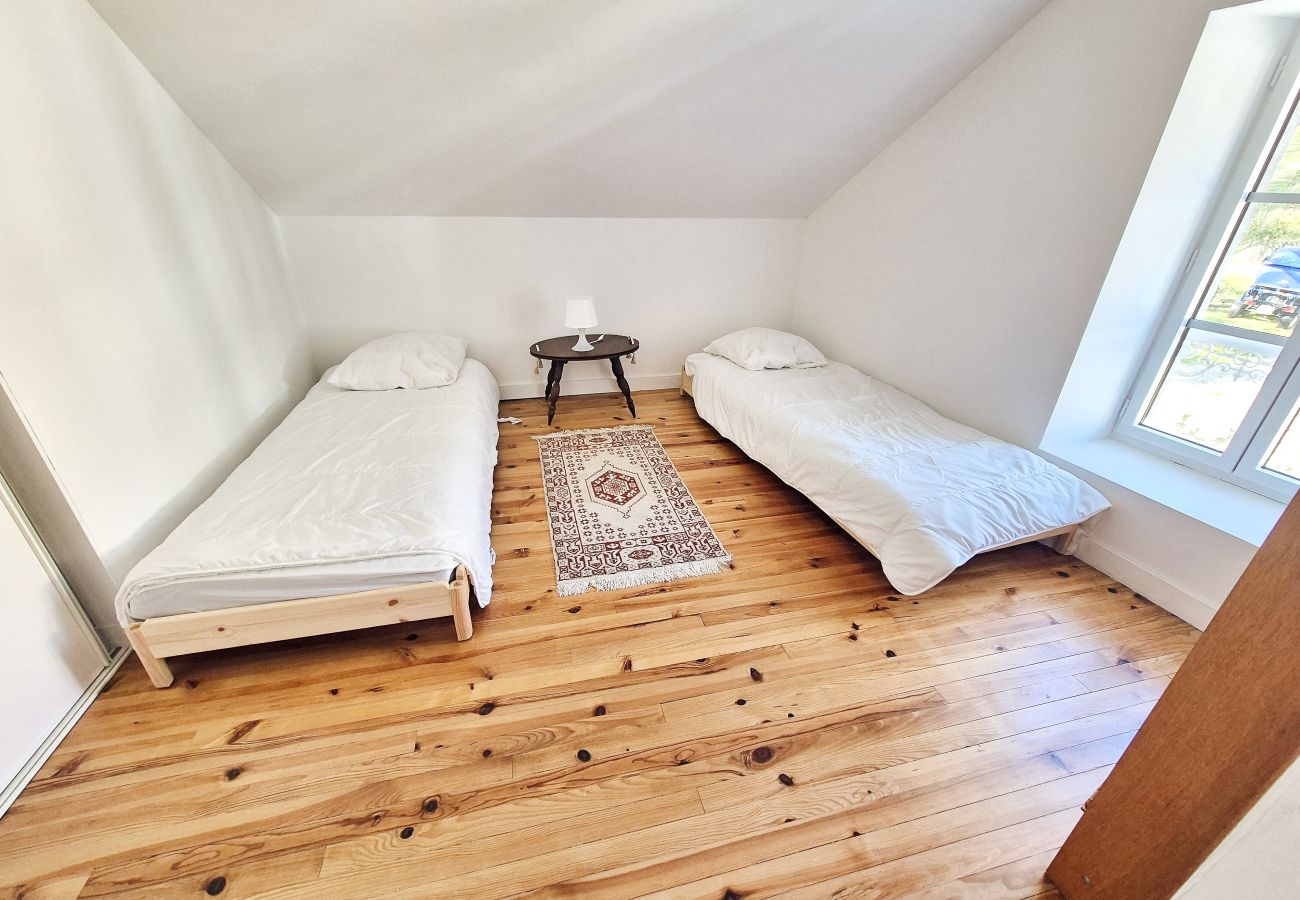 Den Kindern gewidmetes Zimmer mit 2 Einzelbetten (0,80m x 2m)