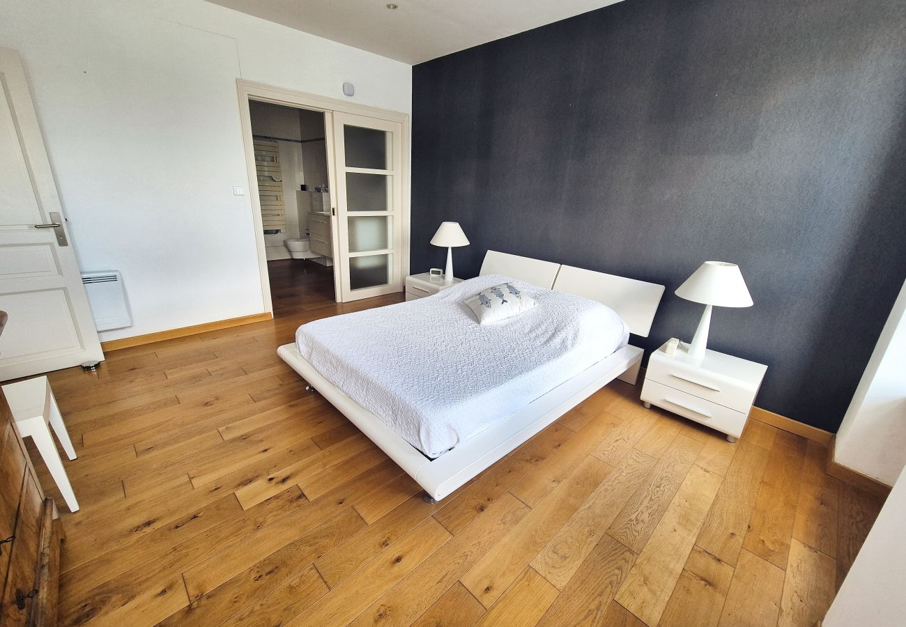 Schlafzimmer 1 mit Zugang zum Badezimmer
