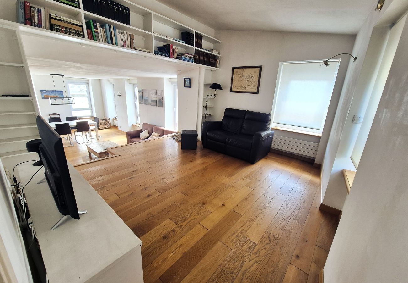 Wohnzimmer – Fernseher und Heimkino