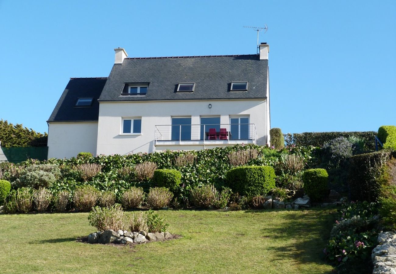 Beautiful villa with sea view and direct access to the beach