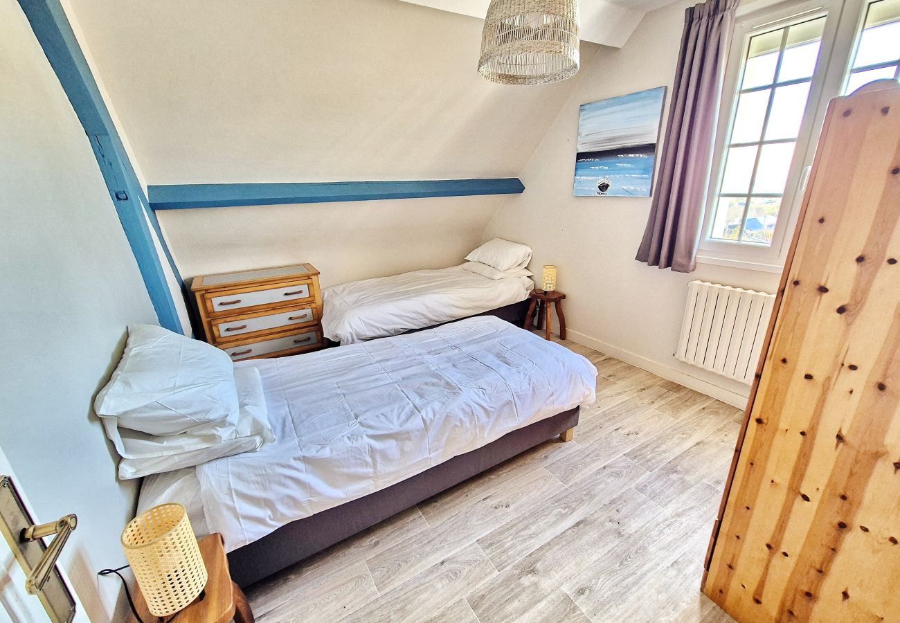 House in Plouhinec - 730-Holiday home with panoramic sea view 300m from the beach
