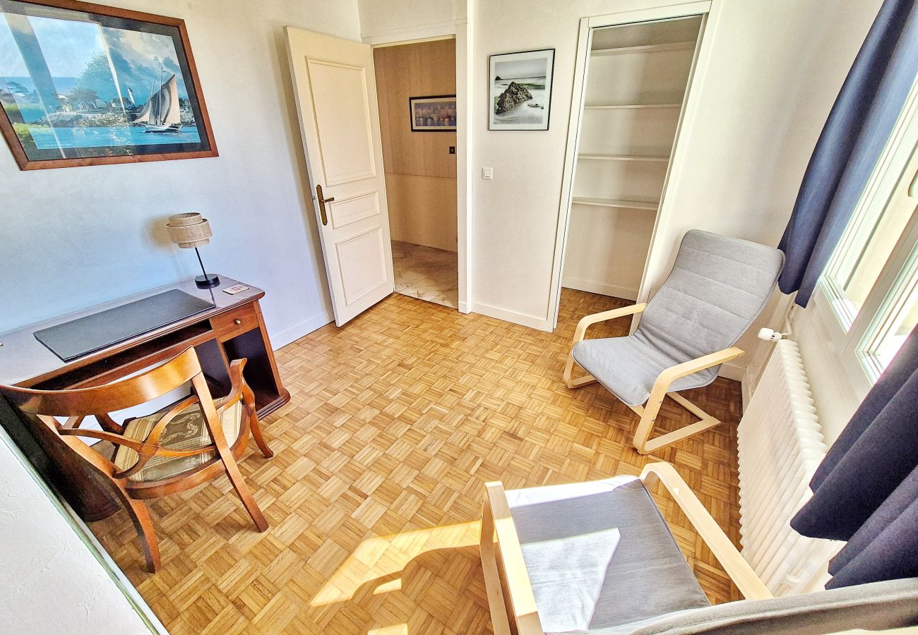 House in Plouhinec - 730-Holiday home with panoramic sea view 300m from the beach