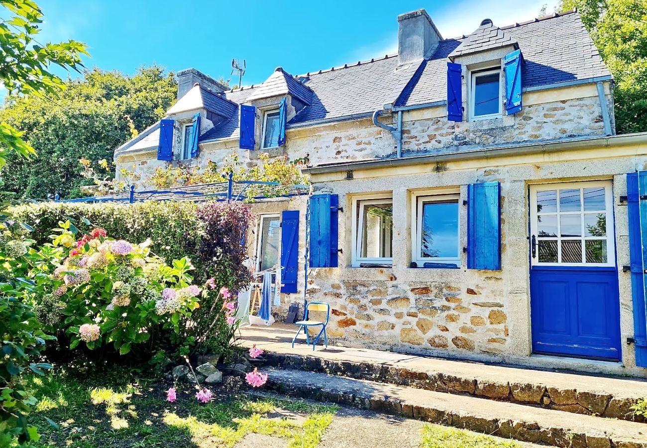 Stone house for 6 people with enclosed garden in Audierne, vacation rental Audierne