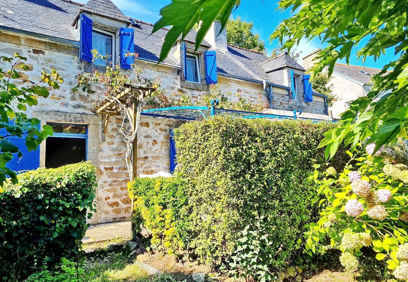 Stone house with enclosed garden in Audierne, seasonal rental