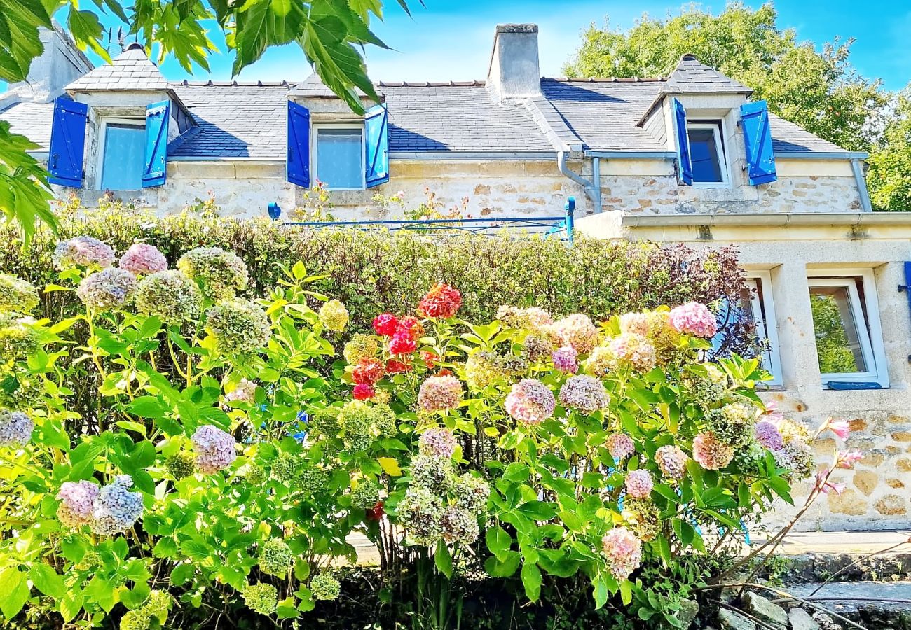 Stone house with enclosed garden in Audierne, seasonal rental