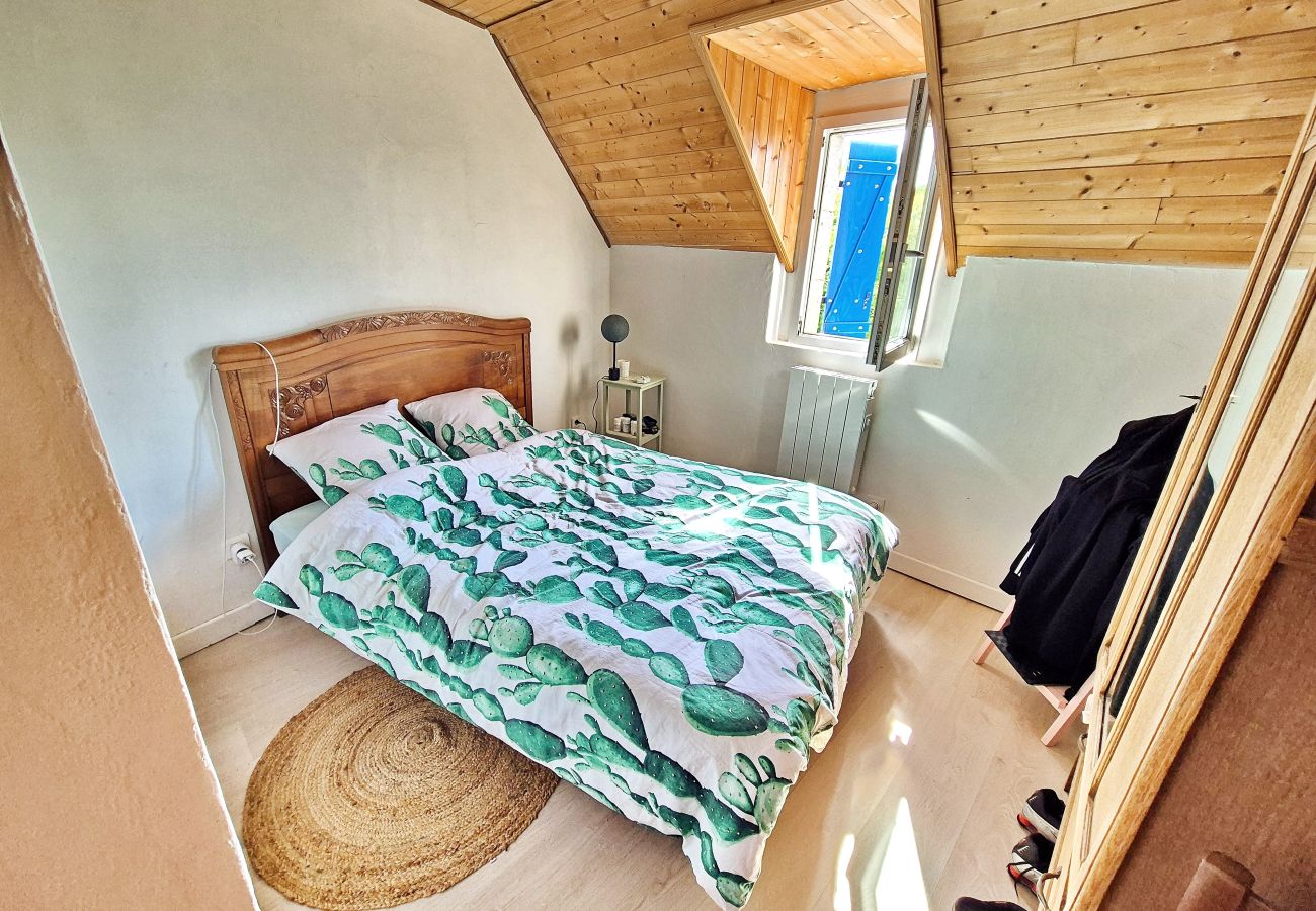 House in Audierne - 733- Breton stone house with enclosed garden, close to beaches and GR34 hiking trail