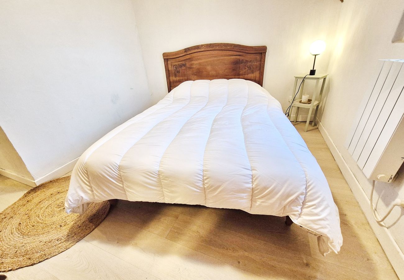 House in Audierne - 733- Breton stone house with enclosed garden, close to beaches and GR34 hiking trail