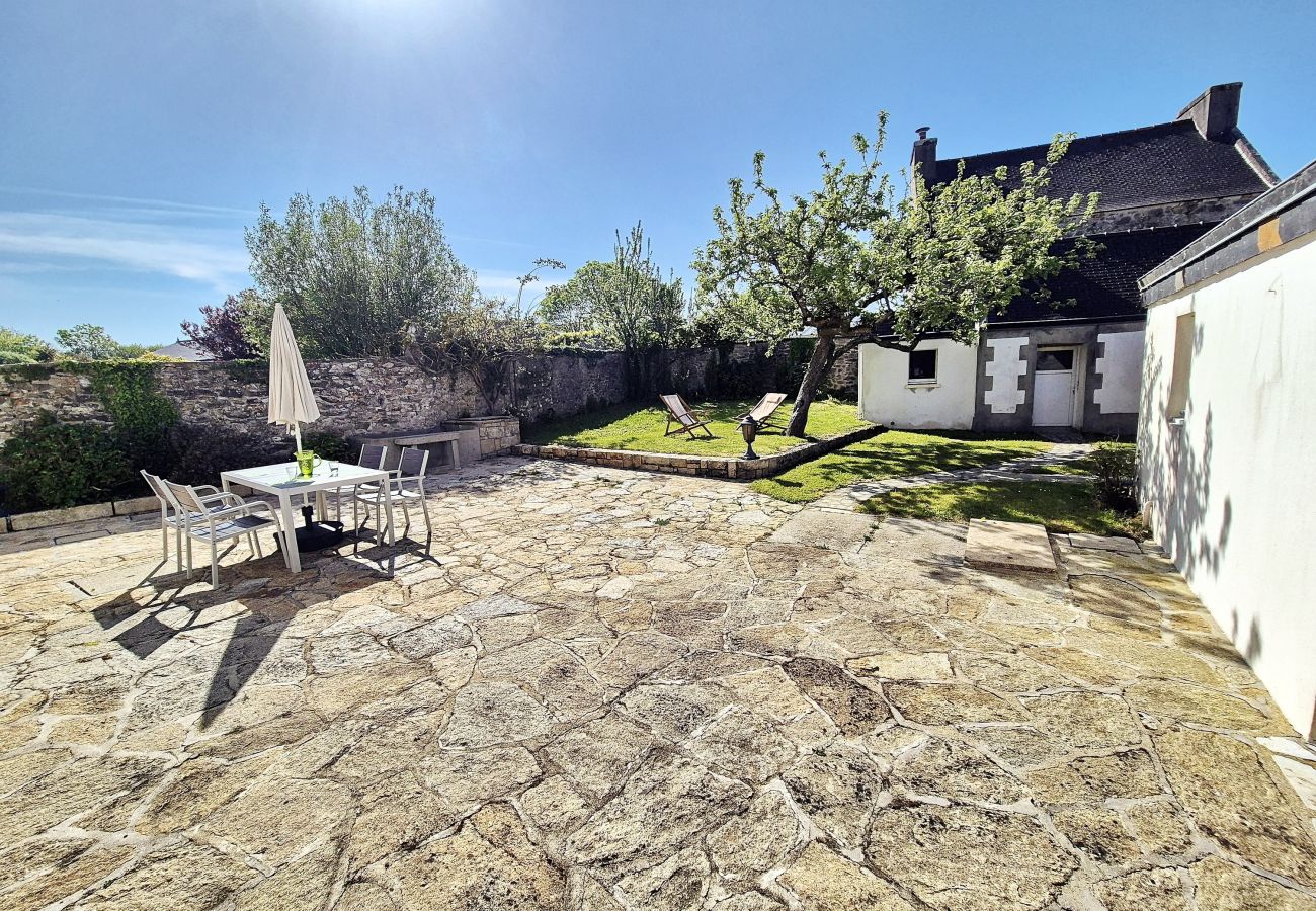 Jardin entouré de hauts murs de pierre, intimité garantie