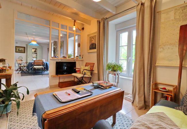 Maison à Audierne -   690-Villa de charme au cœur d’un jardin luxuriant Maison à Audierne -   690-Villa de charme au cœur d’un jardin luxuriant