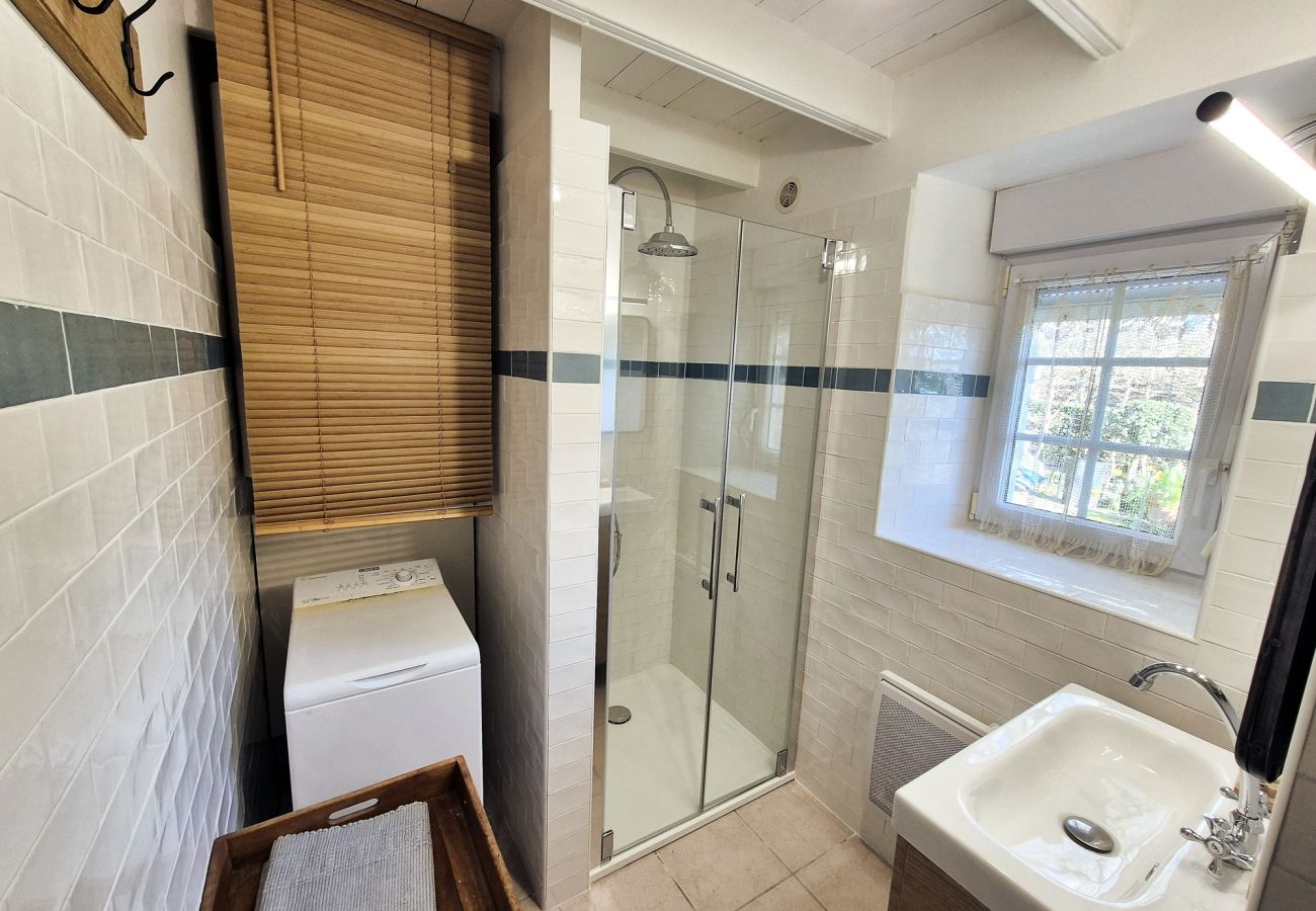 Maison à Audierne -   690-Villa de charme au cœur d’un jardin luxuriant