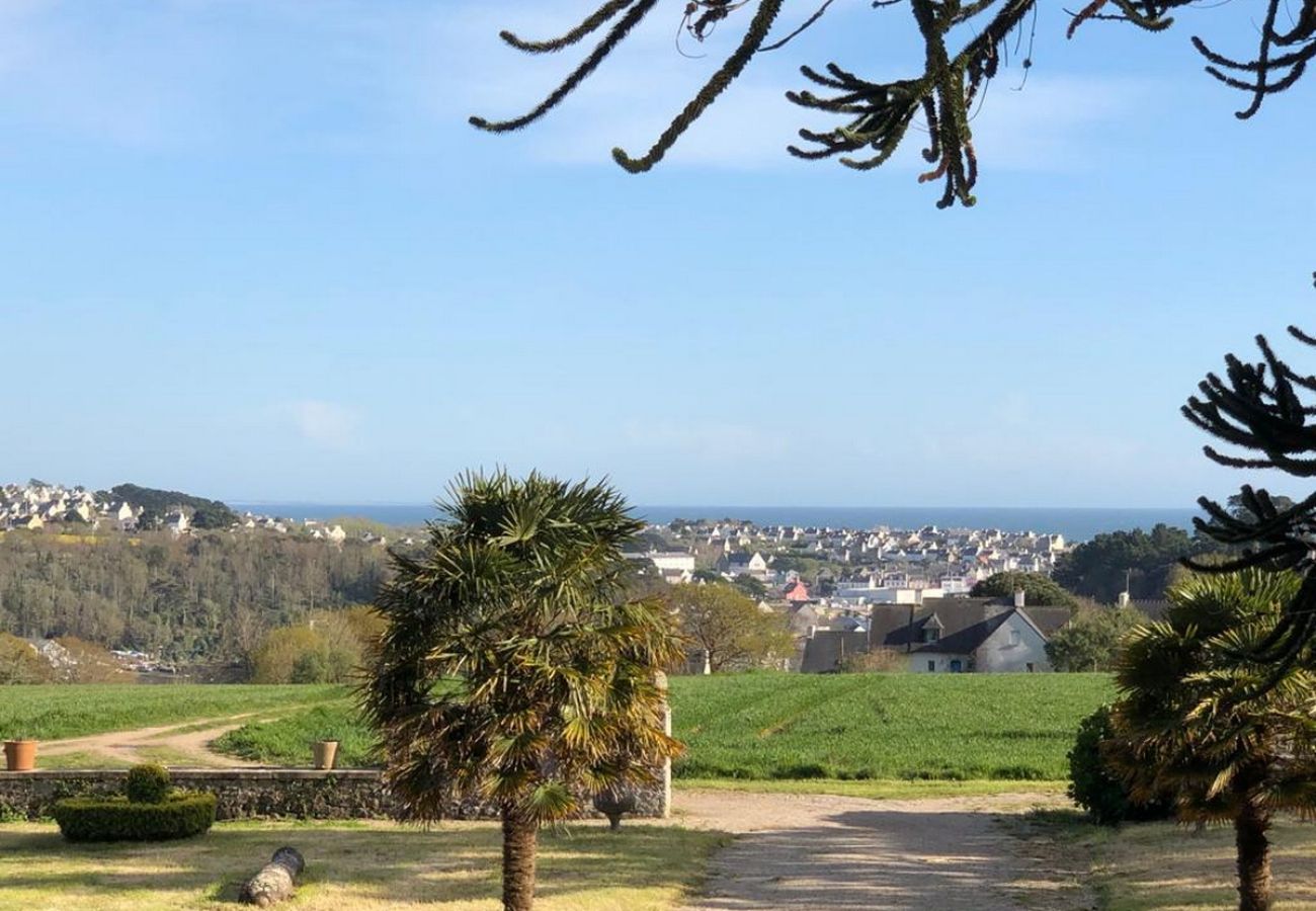 Entrée propriété et Vue sur la baie d'Audierne