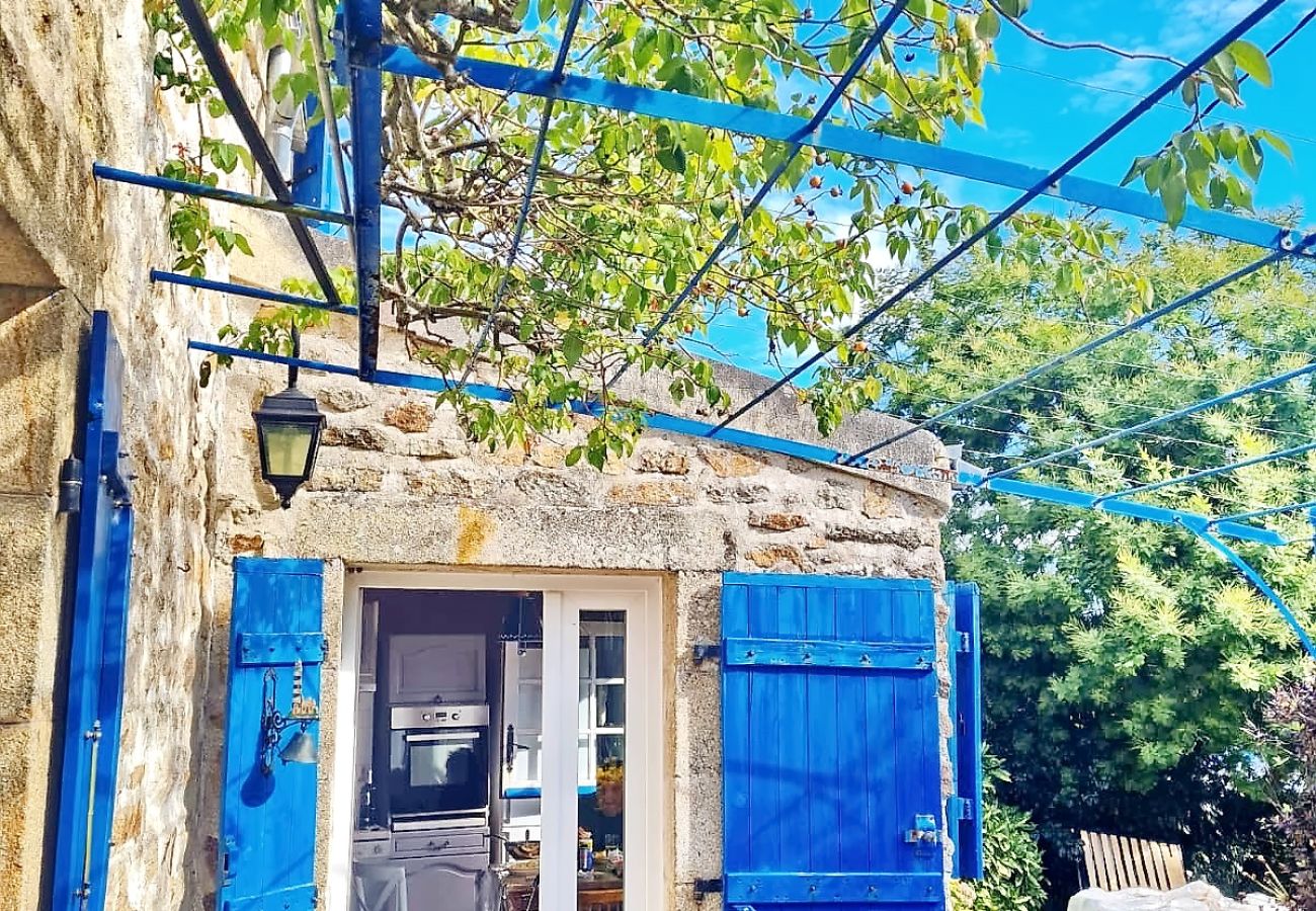 Terrasse ombragée sous tonnelle, maison de location en Bretagne