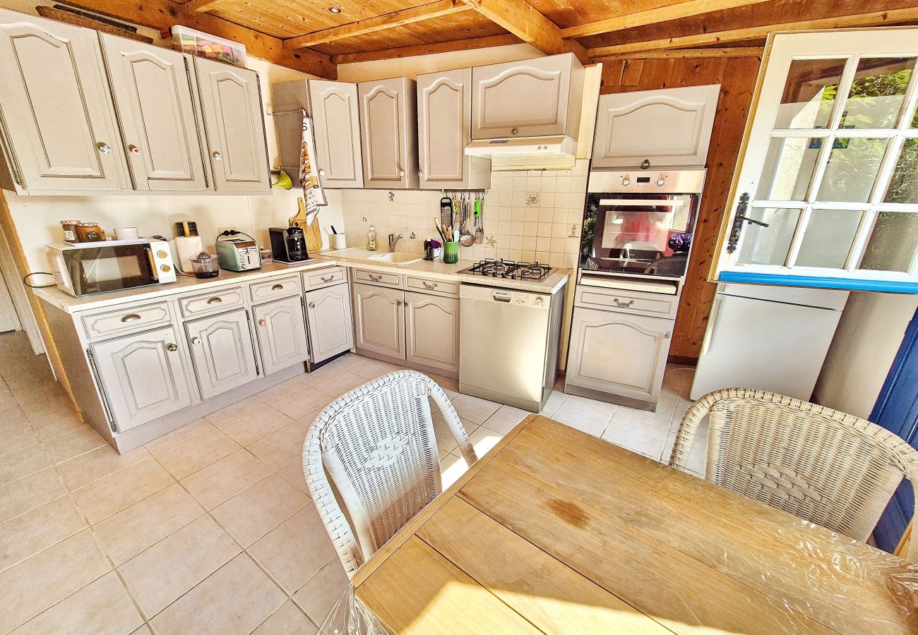 Cuisine équipée pour 6 personnes, location vacances Audierne