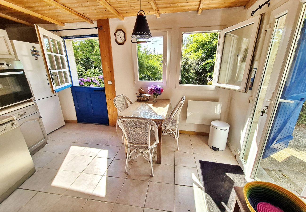 Cuisine équipée pour 6 personnes, location vacances Audierne