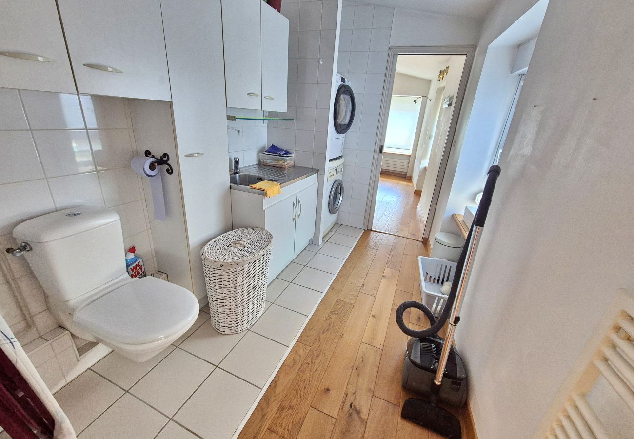 Buanderie avec machine à laver, sèche-linge et 2éme WC